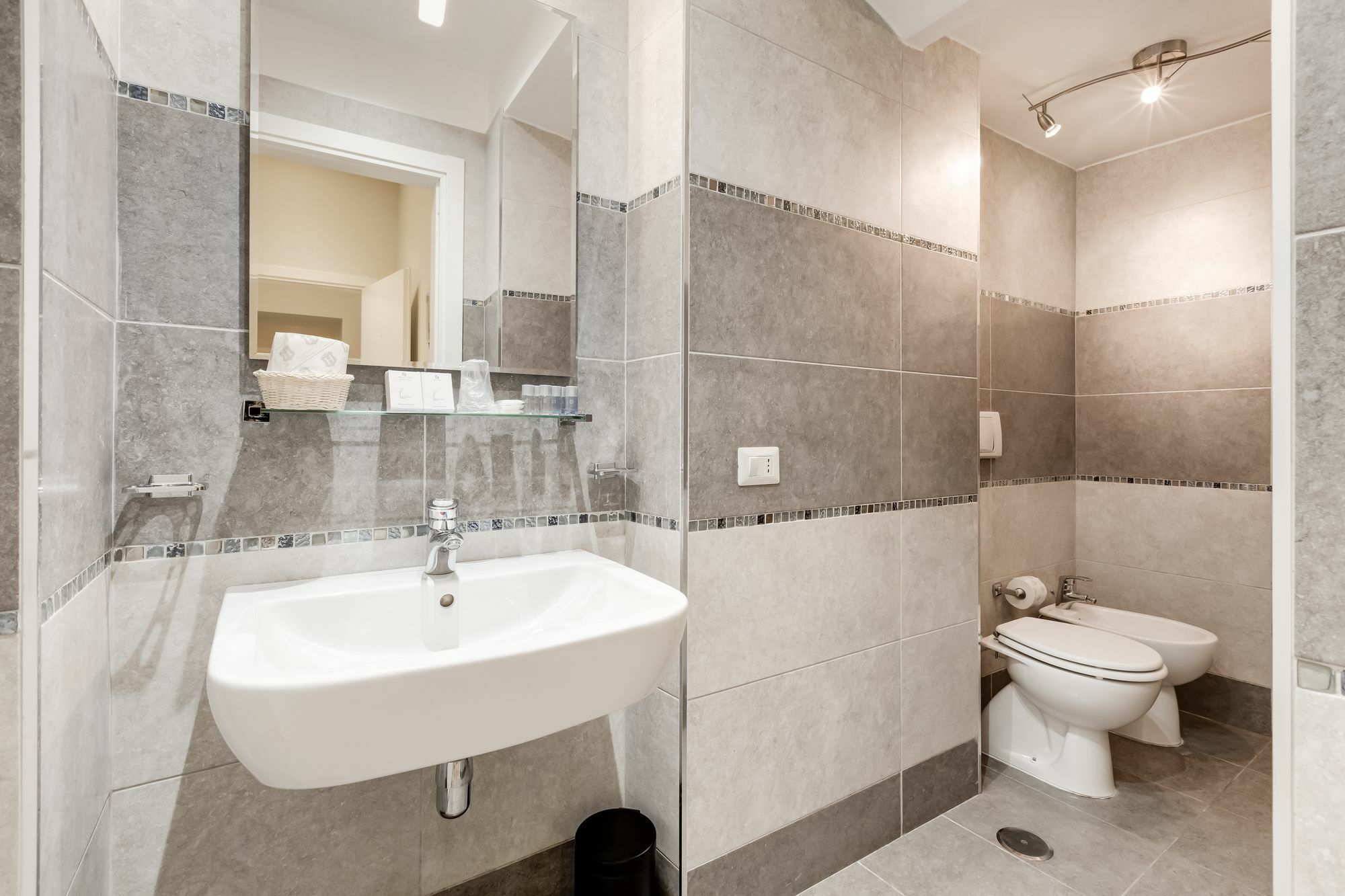 Vaticano 38 Suites Рим Екстериор снимка